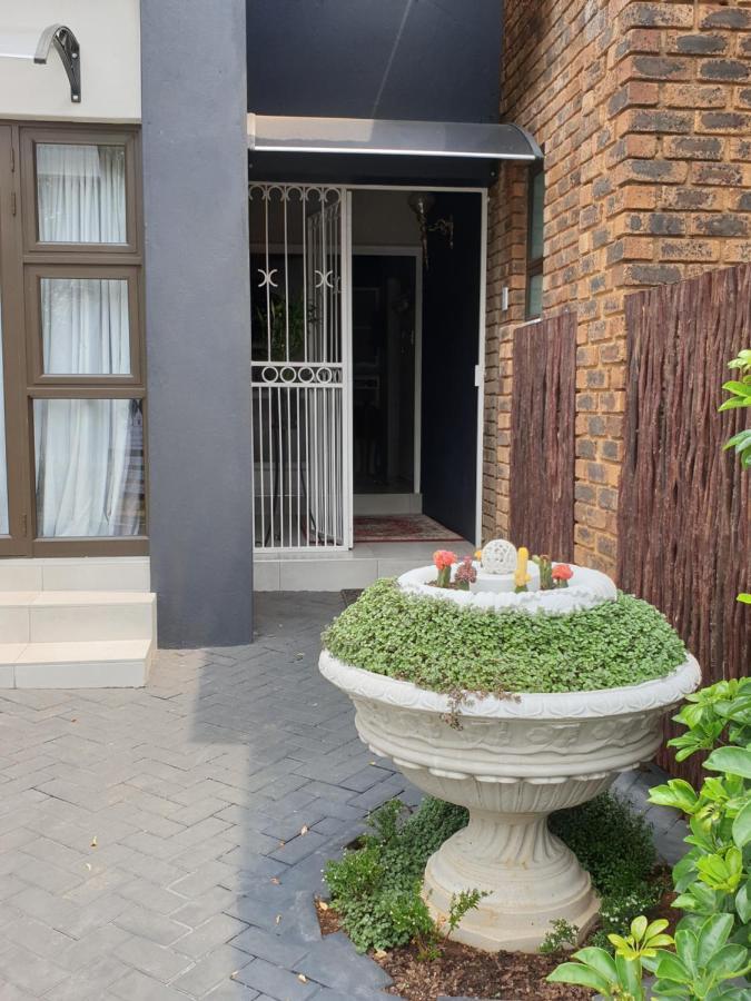 House Mulberry Guesthouse Pretoria Bagian luar foto